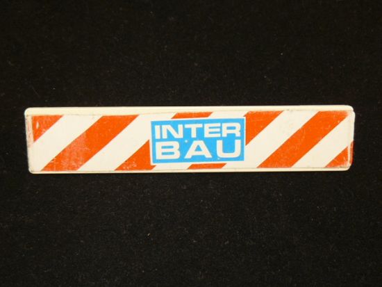Absperrschranke mit Audruck Inter Bau Absperrschranke mit Audruck Inter Bau