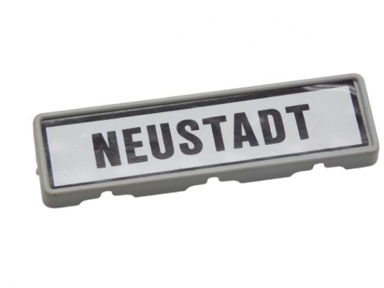 Schild Bahnhof Neustadt Hälfte Schild Bahnhof Neustadt Hälfte