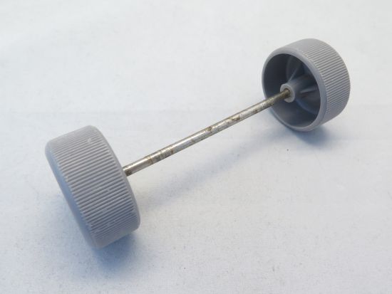 Achse mit Rädern Achse mit Rädern