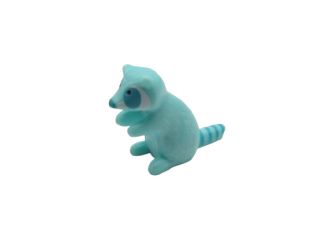 Waschbär klein sitzend Waschbär klein sitzend